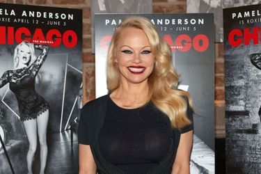 Pamela Anderson devant les affiches de «Chicago»