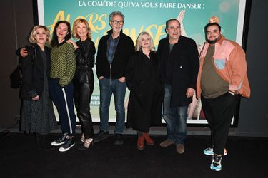 Jeanne Balibar, Michèle Laroque, Thierry Lhermitte, Isabelle Nanty, Antoine Duléry, et Alysson Paradis, lors de l&#039;avant-première du film «Alors On Danse», à l&#039;UGC Ciné Cité Bercy, à Paris, le 14 mars 2022.