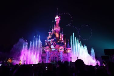 A la nuit tombée , le spectacle «Disney-D-Light». offre un captivant ballet de drones lumineux qui forment dans le ciel un nombre 30.