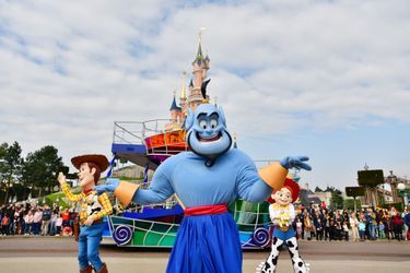 Woody et Jessy de Toy Story défilent aux côtés du Génie d'Aladin.