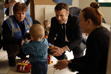 Emmanuel Macron mardi à la rencontre de réfugiés ukrainiens dans un centre d'accueil près d'Angers.