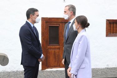 La reine Letizia et le roi Felipe VI d&#039;Espagne avec le Premier ministre Pedro Sanchez à Santa Cruz de la Palma, le 12 mars 2022