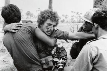 En 1974, le photoreporter est grièvement blessé par un obus de mortier au Cambodge.