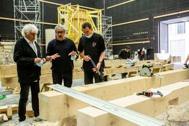 Jean-Jacques Annaud et Jean Rabasse, le chef décorateur (au centre), lors des préparatifs de tournage.
