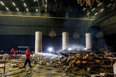 Décor de l’effondrement de la nef sur l’un des plateaux de la Cité du cinéma, à Saint-Denis. 