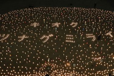 Des milliers de bougies allumées à Futaba.