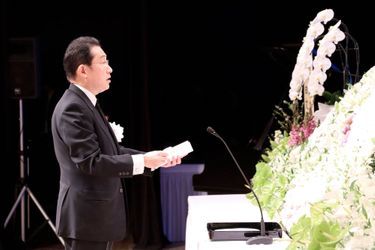 Le Premier ministre japonais Fumio Kishida assiste à un événement commémoratif de Fukushima au Centre culturel de la préfecture de Fukushima, le 11 mars 2022.