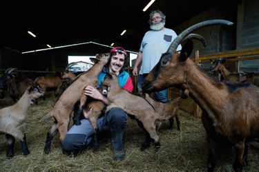 Pierre Olaizola, 60 ans, son fils Ladislas, 31 ans, à Urrugne, au Pays basque. Le père vient de passer la main. Chaque jour, il faut nourrir six fois les 170 chèvres, assurer deux traites et fabriquer les fromages. 