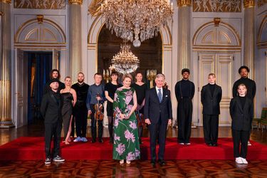 La reine Mathilde et le roi des Belges Philippe avec les musiciens et les danseurs qui se sont produits au concert de Printemps au Palais royal à Bruxelles, le 30 mars 2022