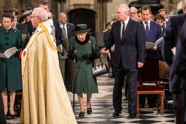 Le prince Andrew a escorté Elizabeth II dans l&#039;abbaye de Westminster.