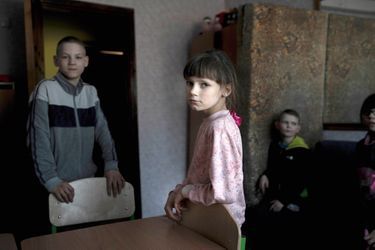 L’ATTENTE Ces enfants de l’orphelinat de Berdytchiv s’apprêtent à partir pour la République tchèque. La veille, une bombe est tombée à moins de 3 kilomètres. Le 18 mars, dans la région de Jytomyr.