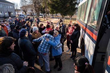 LES ADIEUX Les pensionnaires de Berdytchiv ont déjà pris place dans le bus trouvé par l’équipe Mykola Kuleba. Certaines de leurs éducatrices vont risquer leur vie pour les accompagner. 
