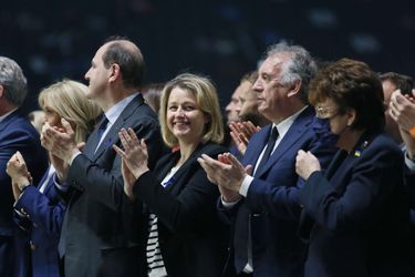 Barbara Pompili, François Bayrou, Roselyne Bachelot applaudissent depuis le premier rang.