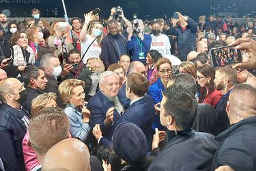 Emmanuel Macron saluant Jean-Pierre Raffarin. 