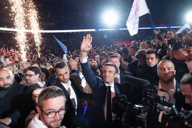 Entrée sur scène d&#039;Emmanuel Macron.