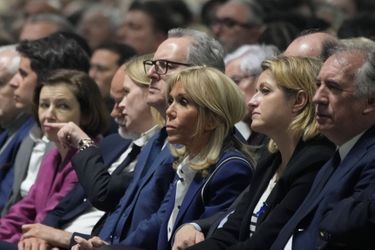 Au premier rang, face à l&#039;un des quatre pupitres du candidat : Brigitte Macron, assise entre Jean Castex et Richard Ferrand.