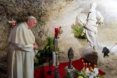 Le pape François, en visite de deux jours à Malte, s&#039;est recueilli dimanche matin dans la grotte de Saint Paul. 