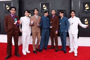 Les sept membres de BTS sur le tapis rouge des Grammy Awards