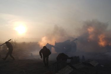Des soldats ukrainiens au combat contre des séparatistes pro-russes à Novoluhanske, dans la république indépendante autoproclamée du Donetsk, le 11 janvier 2018.