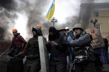 Des manifestants opposés au président ukrainien Viktor Ianoukovitch protestent à Kiev, le 20 février 2014.