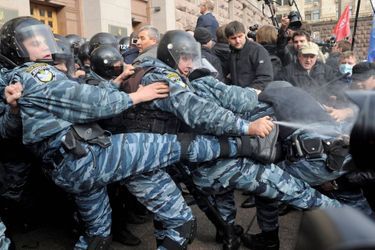 Des policiers anti-émeutes s&#039;opposent à des manifestants protestant contre le décalage de l&#039;organisation de l&#039;élection municipale à Kiev, le 2 octobre 2013. Les manifestants estimaient le conseil municipal de l&#039;époque illégitime.