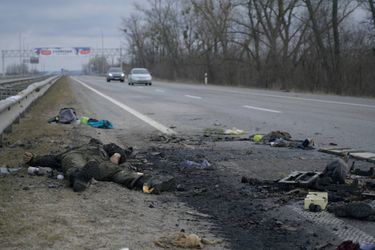 Le corps d&#039;un militaire tué sur une route de Sytnyaky, près de Jytomyr, le 4 mars 2022.