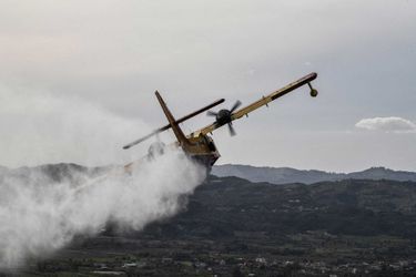 Les pompiers grecs combattent les flammes dans la région d’Élide, dans le Péloponnèse (Grèce), le 4 avril 2022.