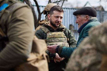Le président ukrainien Volodomyr Zelensky a passé lundi une demi-heure lundi à Boutcha, où se déroule selon lui un "génocide" et des "crimes de guerre" commis par les Russes.