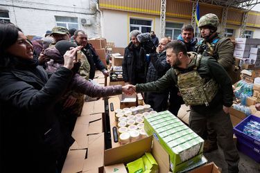Le président ukrainien Volodomyr Zelensky a passé lundi une demi-heure lundi à Boutcha, où se déroule selon lui un "génocide" et des "crimes de guerre" commis par les Russes.