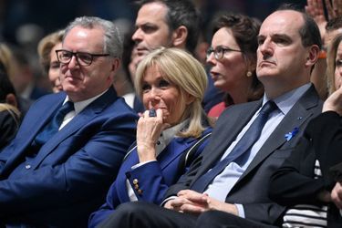 Brigitte Macron a suivi le discours de son époux, entre Richard Ferrand et Jean Castex. 