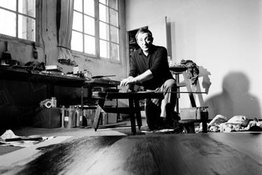 Pierre Soulages dans son atelier de la rue Galande à Paris, en avril 1967