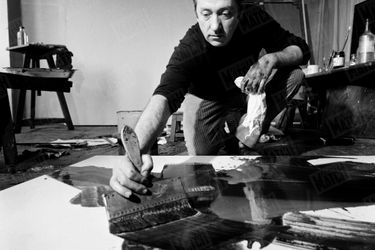 «Soulages peint souvent la toile posée à même le sol avec des pinceaux très larges (35 cm) spécialement fabriqués pour lui.» - Paris Match n°940, 15 avril 1967