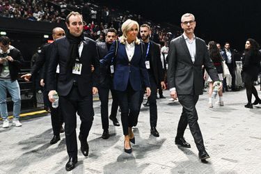 Arrivée de Brigitte Macron, à ses côtés Sébastien Lecornu et Alexis Kohler. 