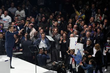 Emmanuel Macron sur scène à la U Arena. Au centre de la photo ses parents Françoise Noguès et Jean-Michel Macron. 