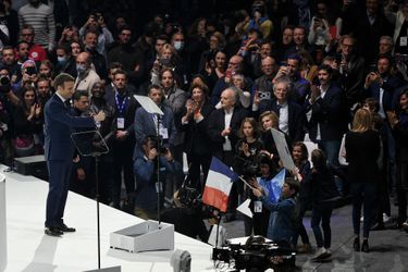 Emmanuel Macron sur scène à la U Arena. Au centre de la photo ses parents Françoise Noguès et Jean-Michel Macron. 