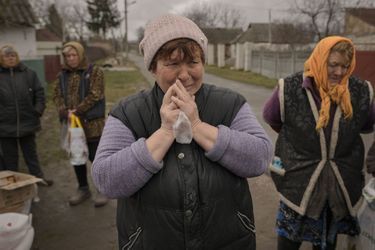 Une femme pleure en attendant la distribution de produits alimentaires dans le village de Motyzhyn, en Ukraine, qui était jusqu&#039;à récemment sous le contrôle de l&#039;armée russe.