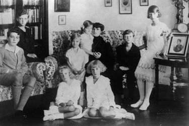 L’ex-impératrice d’Autriche Zita avec ses huit enfants, vers 1920 