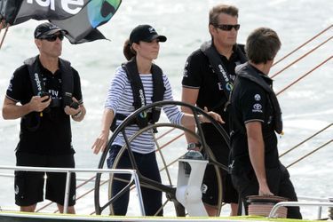 Kate Middleton au commande d'un bateau (Auckland, en Australie, avril 2014)