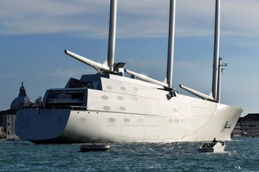 Le plus grand voilier du monde, le Sailing Yacht A d'Andrey Melnichenko, a été saisi le 12 mars dans le port de Trieste, en Italie. Il est estimé à 578 millions de dollars. 
