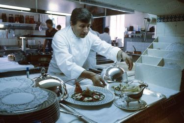 Michel Guérard invente la « Nouvelle cuisine » Aux fourneaux de son hôtel-restaurant, Les Prés d’Eugénie, à Eugénie-les-Bains (Landes), en 1982. Ses recettes pour curistes lui valent les honneurs du magazine « Time », et le livre qui les fait connaître rencontre un succès planétaire.