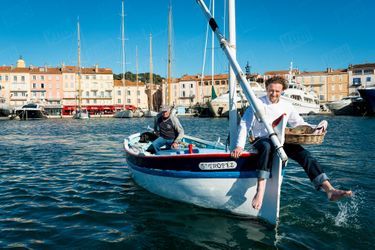 Arnaud Donckele, la vague d’or. La nouvelle star de Saint-Tropez, c’est lui. En 2013, à 35 ans, ce Normand entre dans le cercle très fermé des trois-macarons. Ici avec sa pêche du jour, à bord du « Piou Piou », le mythique pointu de Brigitte Bardot.