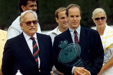 Le prince Rainier III de Monaco et son fils le prince Albert lors du Grand Prix Royal de Tennis de Monte-Carlo en 1998