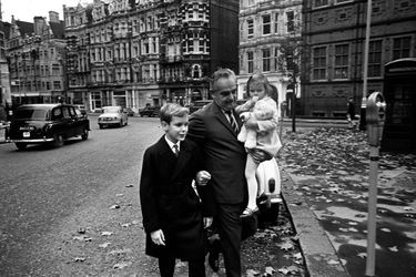 Le prince Rainier III de Monaco et son fils le prince Albert et la princesse Stéphanie dans une rue londonienne. Photo non datée 