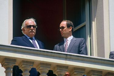 Le prince Rainier III de Monaco et son fils le prince Albert au balcon du Palais princier de Monaco, le 21 juin 1991 pour la Fête de la musique