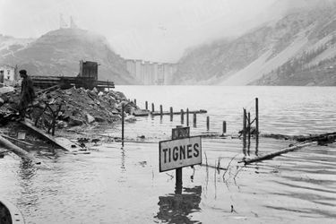 À partir du 15 mars 1952, l&#039;eau monte progressivement et engloutit peu à peu le village. 