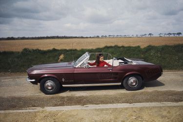 Sheila au volant de sa Ford Mustang cabriolet en mars 1967.