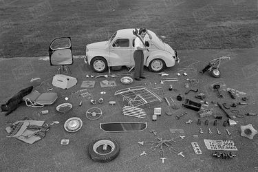 Pour le salon de l&#039;auto en octobre 1955, Fernand Raynaud nous présente les 70 accessoires homologués par la Régie Renault qui peuvent faire d&#039;une 4 CV Affaires une voiture de grand luxe. 