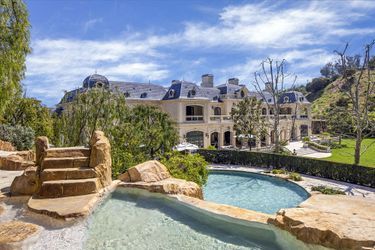 La propriété est situé dans le quartier très convoité de Beverly Hills, Beverly Park.