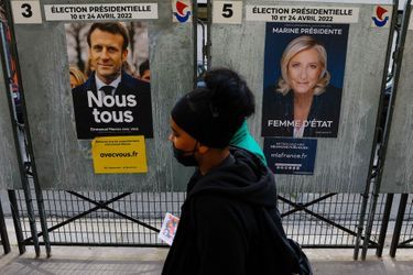 Les affiches d'Emmanuel Macron et de Marine Le Pen.
