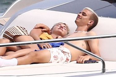 Romeo Beckham et Mia Regan sur le bateau des Beckham à Miami, le 7 avril 2022.